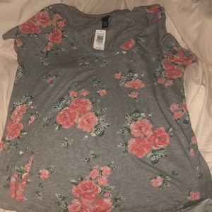 Grey pocket tee with roses